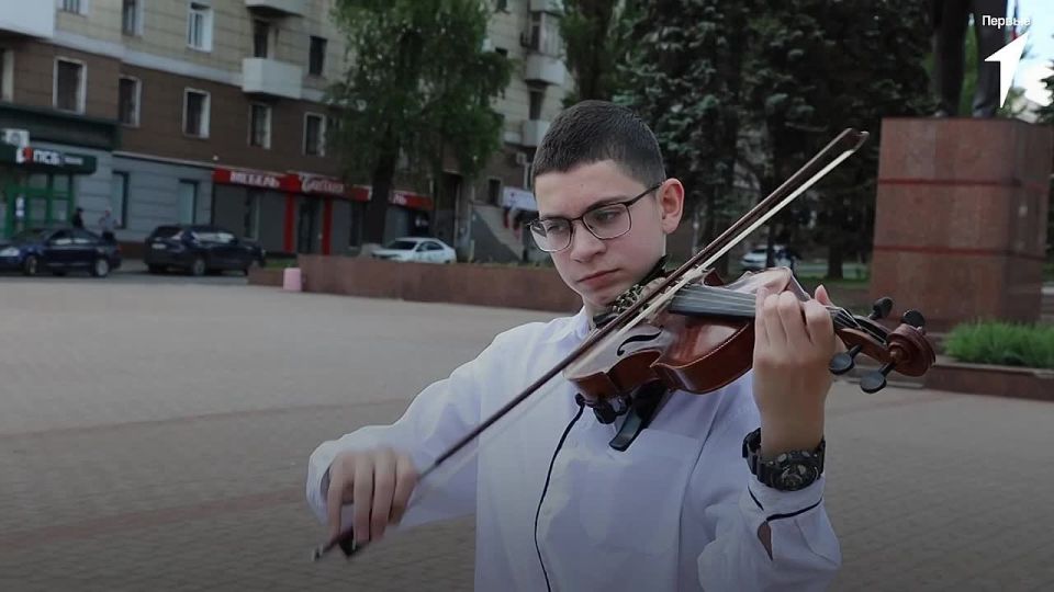В День России гимн России в музыкальном сопровождении скрипки прозвучал на главной площади Енакиево