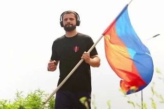 Руководитель «Народной Дружины» в ДНР пробежал 10 километров с флагом России