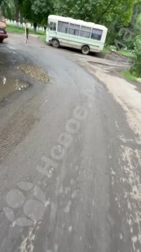 В Шахтерске жители замучились ездить по выбоинам и сами стали ремонтировать дороги