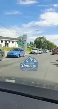 Бесконечная очередь к заправке на пересечении ул. Куйбышева и пр. Панфилова
