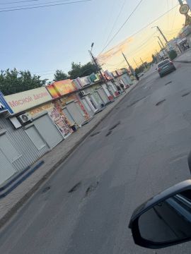 На Донском в Донецке местные жители устали от ям и сами засыпали их срезанным асфальтом