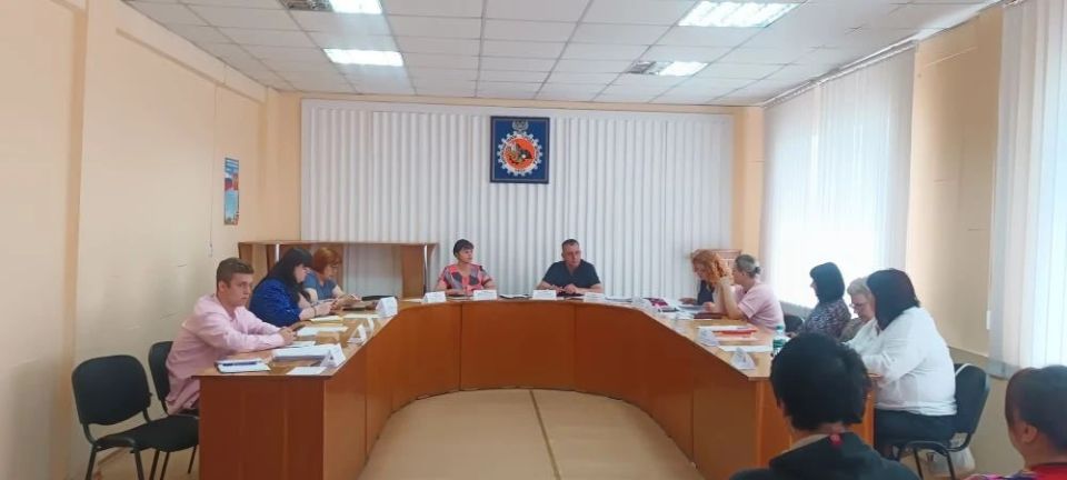 Сегодня, 16 июня 2026 в Управе Кировского внутригородского района Администрации городского округа Донецк прошло заседание Комиссии по делам несовершеннолетних и защите их прав
