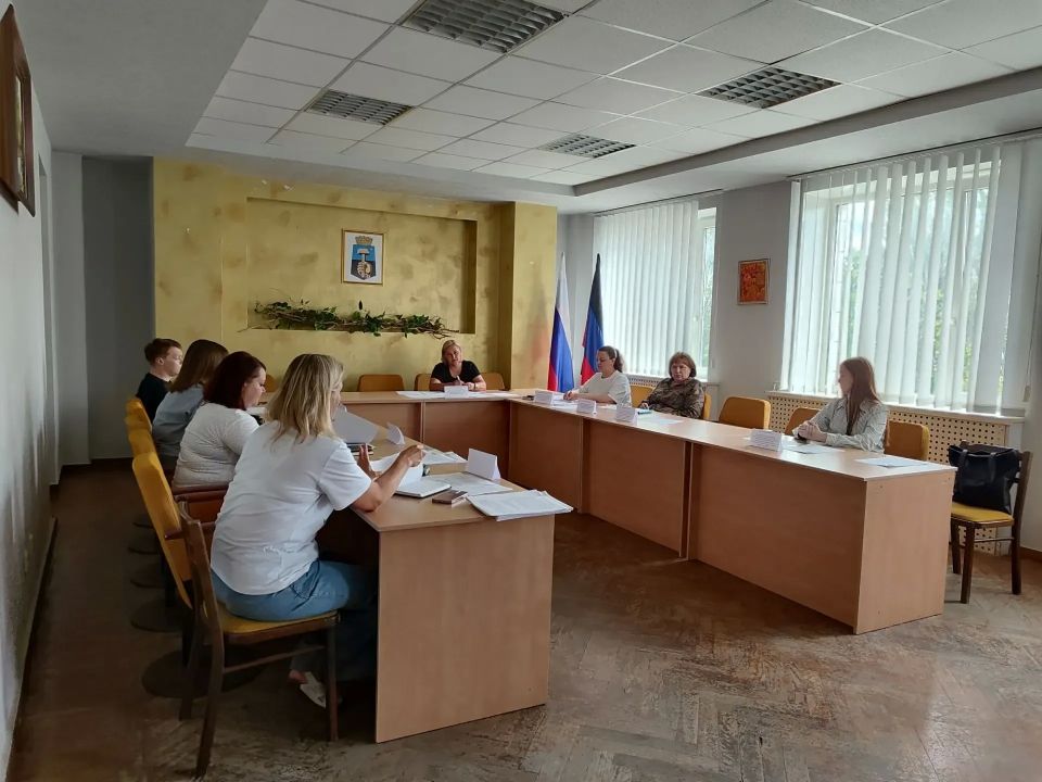 Сегодня, 16 июня, в Управе Калининского внутригородского района администрации городского округа Донецк состоялось заседание комиссии по делам несовершеннолетних и защите их прав при Управе Калининского внутригородского...
