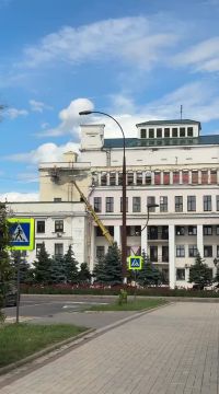 Разбитый ВСУ арьер-фасад оперного театра в Донецке наконец-то начали ремонтировать