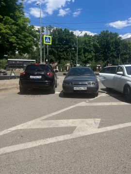 Водятел перекрыл дорогу к больнице № 3 в Мариуполе