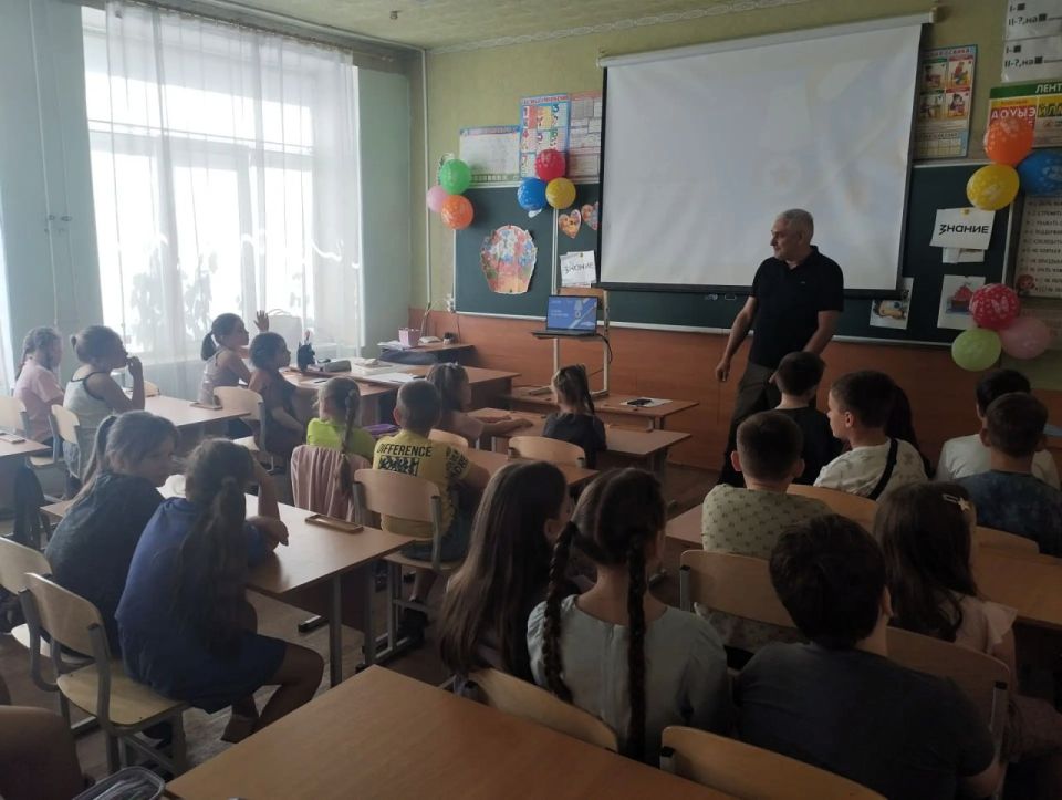 В Донецке в рамках старта проекта «Служу Отечеству» ветеран-защитник Родины провел «Урок мужества»