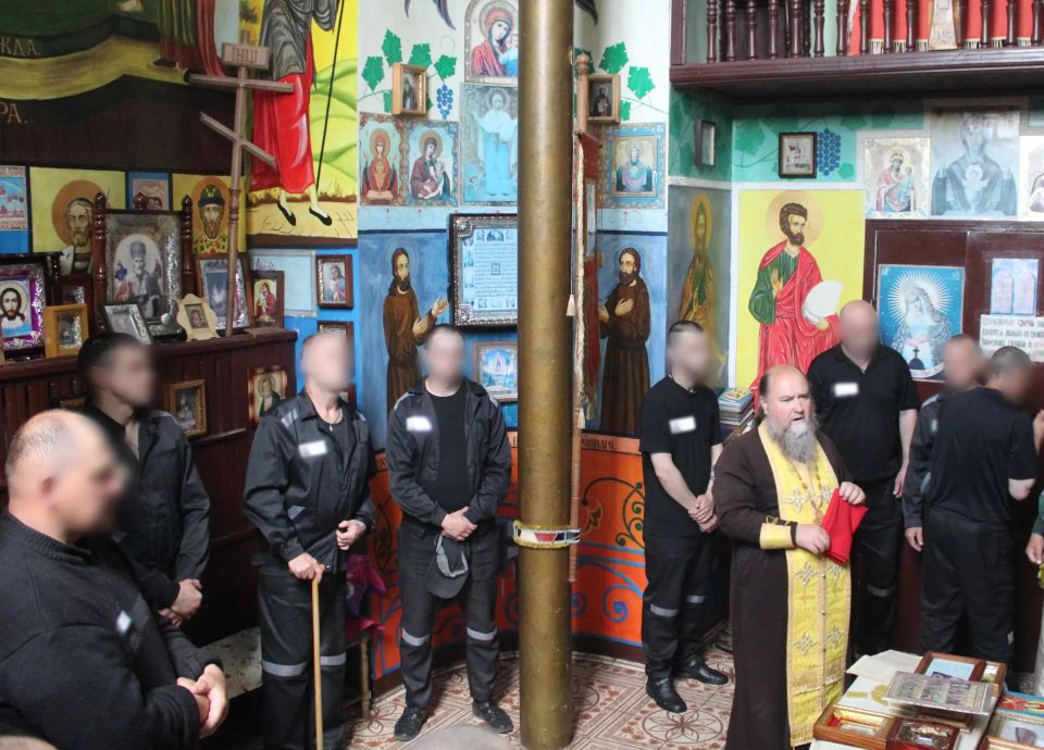 В Свято-Николаевском храме при ИК-2 состоялась церковная служба для осужденных