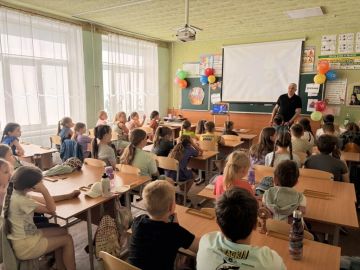 В ДНР стартовала акция «Служу Отечеству»: ветеран СВО поделился своим опытом с молодежью
