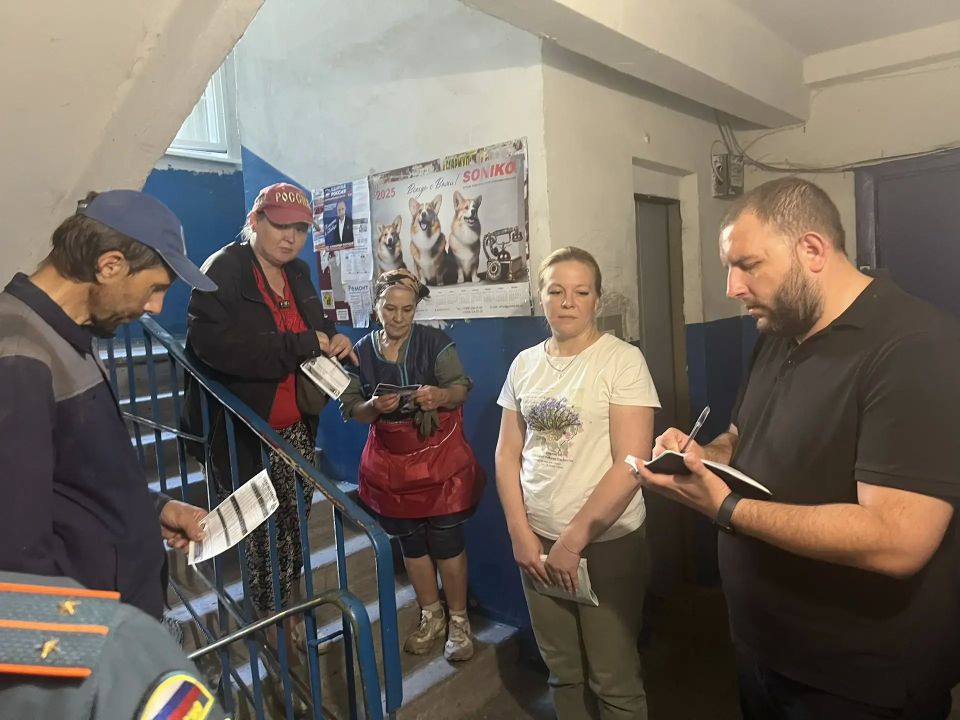 Сегодня,18.06.2026, состоялась встреча с жителями района, на которой присутствовали заместитель руководителя Управы Ленинского внутригородского района Александр Поддубный, инспектор отделения НД и ПР Ленинского района...