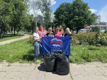 Елена Рязанцева: Сегодня в Пролетарском районе состоялась традиционная экологическая акция "Чистый четверг" в рамках проекта "Городская среда" партии "Единая Россия"