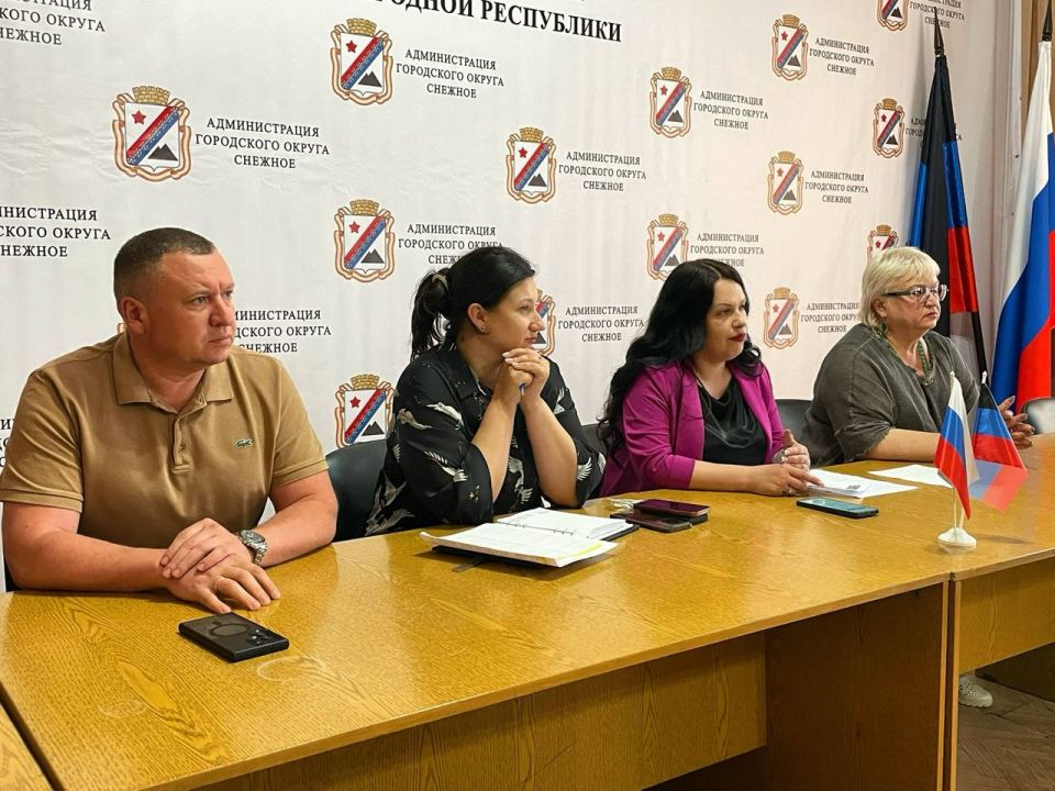 Анна Кондрыкинская: В Снежнянском городском совете провела рабочую встречу с депутатами фракции «Единая Россия»
