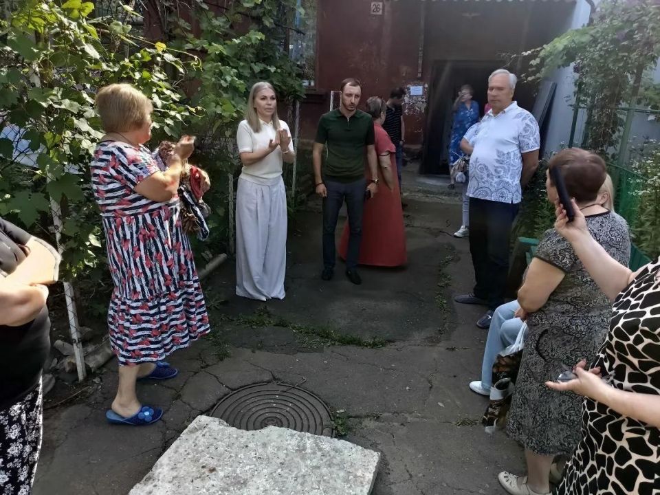 Иван Адамец: Первый заместитель руководителя Управы Куйбышевского района Алина Волкова совместно с депутатами городского совета Дмитрием Пефтеевым, Валерием Солодовниковым и Сергеем Остапенко провела встречу с жителями у...