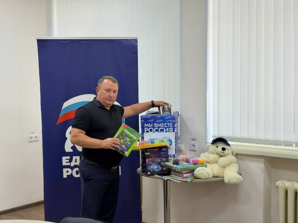 В Управе Ворошиловского района активисты партии «Единая Россия» приняли активное участие в благотворительной акции «Коробка храбрости»