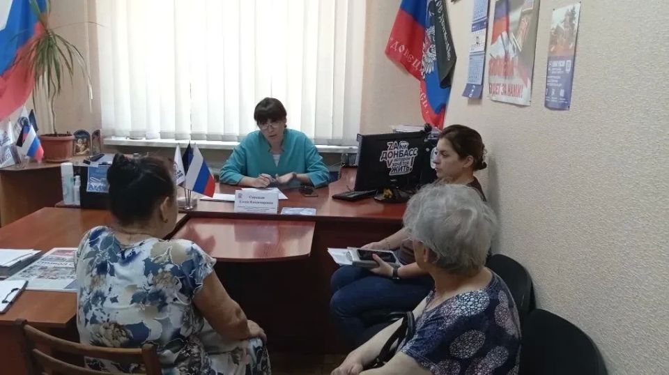 Сегодня, 18 июня, руководитель Управы Калининского внутригородского района Администрации городского округа Донецк Елена Синецкая провела приём граждан в общественной приёмной Всероссийской политической партии «Единая Россия»