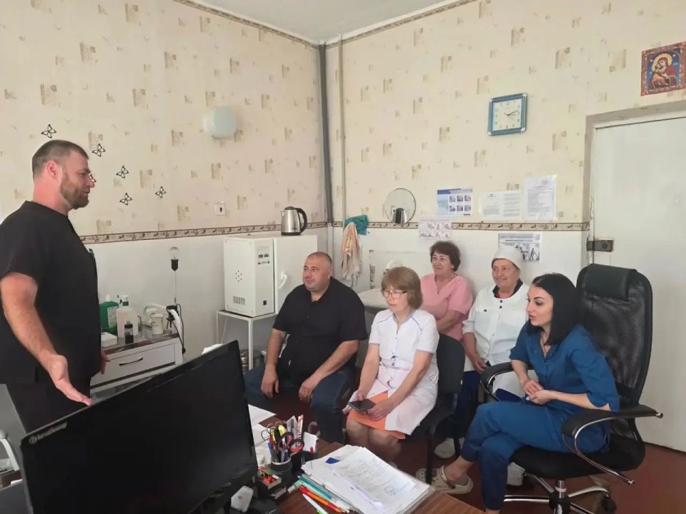 Депутат Старобешевского муниципального совета от партии "ЕДИНАЯ РОССИЯ" Евгений Балабанов провел встречу с трудовым коллективом Старобешевской центральной районной больницы