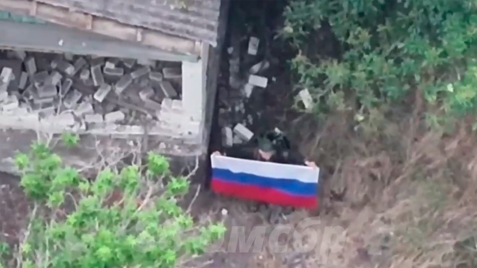 МО РФ показало российские флаги в освобожденной Рай-Александровке
