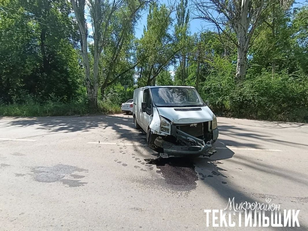 20 июня в Кировском районе Донецка 69-летний водитель автомобиля Ford Transit при выезде с прилегающей территории не предоставил преимущество в движении и совершил столкновение с автомобилем Great Wall