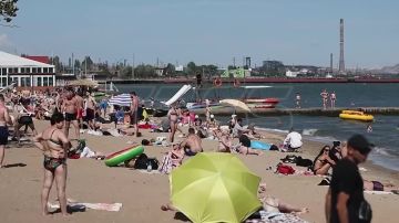 Пляжи Мариуполя сегодня. Людей очень много, море тёплое, инфраструктура городского пляжа на высшем уровне Подписаться