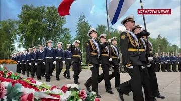 Символически объединив частицы Вечного огня из Донецкой Народной Республики, Луганской Народной Республики, Херсонской, Запорожской и Курской областей в Санкт-Петербурге, представители морской пехоты, в настоящее время...