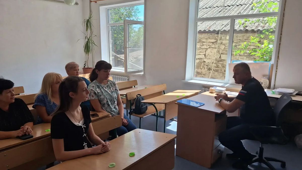 Депутат Старобешевского муниципального совета Донецкой Народной Республики от партии "ЕДИНАЯ РОССИЯ" Александр Шевлюгин провел встречу с трудовым коллективом ГБОУ «Придорожненская школа»