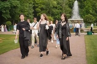 Выпускники из Мариуполя приняли участие в «Бале медалистов» в Петергофе