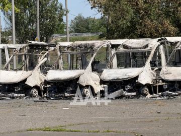 Вблизи важной трассы на востоке Донецка ВСУ атаковали автосалон с новыми машинами — сгорели 5 автобусов