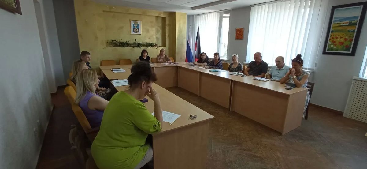 Руководитель Управы Калининского внутригородского района администрации городского округа Донецк Елена Синецкая провела аппаратное совещание с представителями учреждений по вопросам жизнедеятельности района