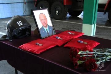 В Донецке сегодня простились с пожарным Владимиром Головановым, погибшим при исполнении служебного долга