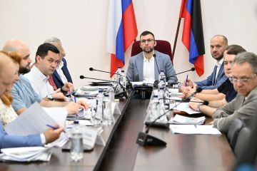 Денис Пушилин: Жилищное строительство в Донецке, Макеевке и Мариуполе, размещение инвестиционного предложения о создании спортивного центра в столице ДНР на Инвестиционном портале: провел очередное заседание Инвесткомитета