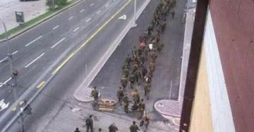 На фото колонна ополченцев ДНР после отхода из Славянско-Краматорской агломерации в Донецк
