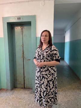 Сегодня, 6 июля 2026 года, в рамках проектов «Управдом» и "Школа ЖКХ", депутат Донецкого городского Совета ДНР Елена Сорокина провела встречу с жителями по адресу ул. Бирюзова, 46