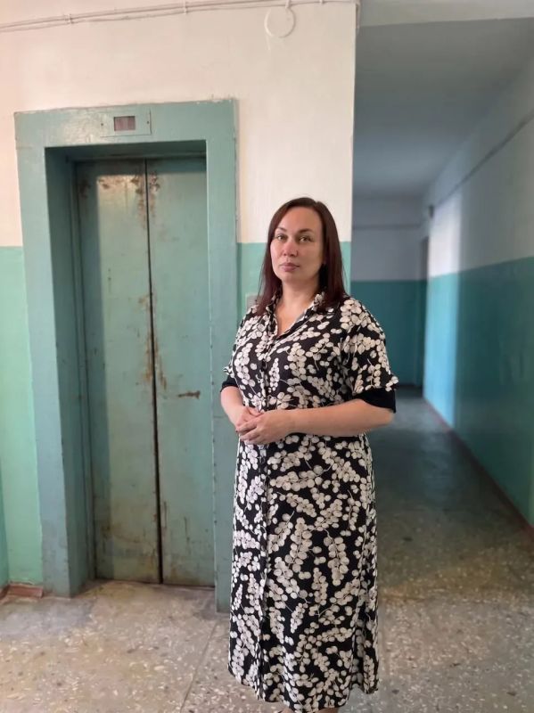 Сегодня, 6 июля 2026 года, в рамках проектов «Управдом» и "Школа ЖКХ", депутат Донецкого городского Совета ДНР Елена Сорокина провела встречу с жителями по адресу ул. Бирюзова, 46