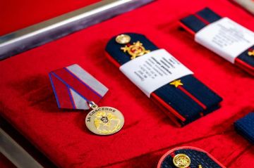 Росгвардейца наградили за спасение людей после взрыва газа в Донецке