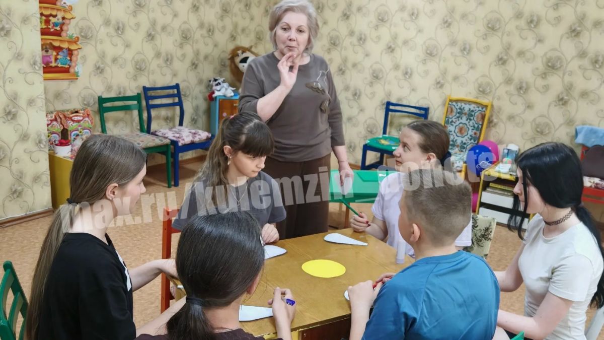 Сегодня в стенах Дворца культуры «Смолянка» прошел мастер-класс «Ромашки нежный лепесток...», приуроченный ко Дню любви, семьи и верности