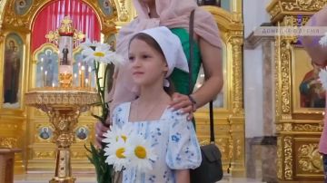 В благодарность за семейный очаг: в Донецке женщин поздравили с праздником ромашками