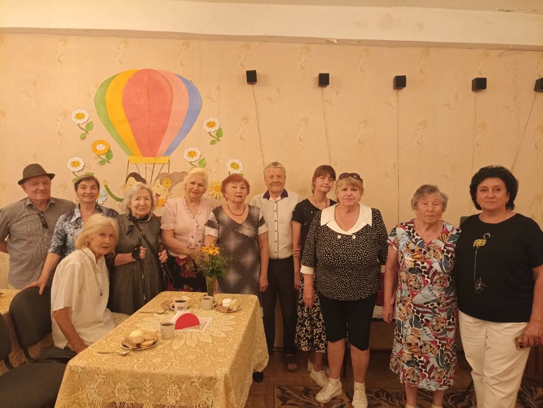 Сегодня, 8 июля, для жителей района в ГБУСО ЦСОН Ленинского района города Донецка прошло чаепитие «Счастье в доме», посвященное Дню семьи, любви и верности