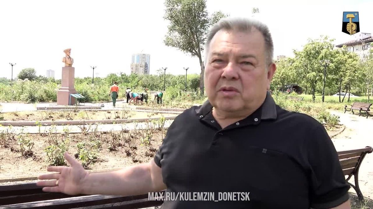 Сотрудники коммунального предприятия «Зелёное строительство» продолжают работы по комплексному благоустройству общественных территорий набережной реки Кальмиус
