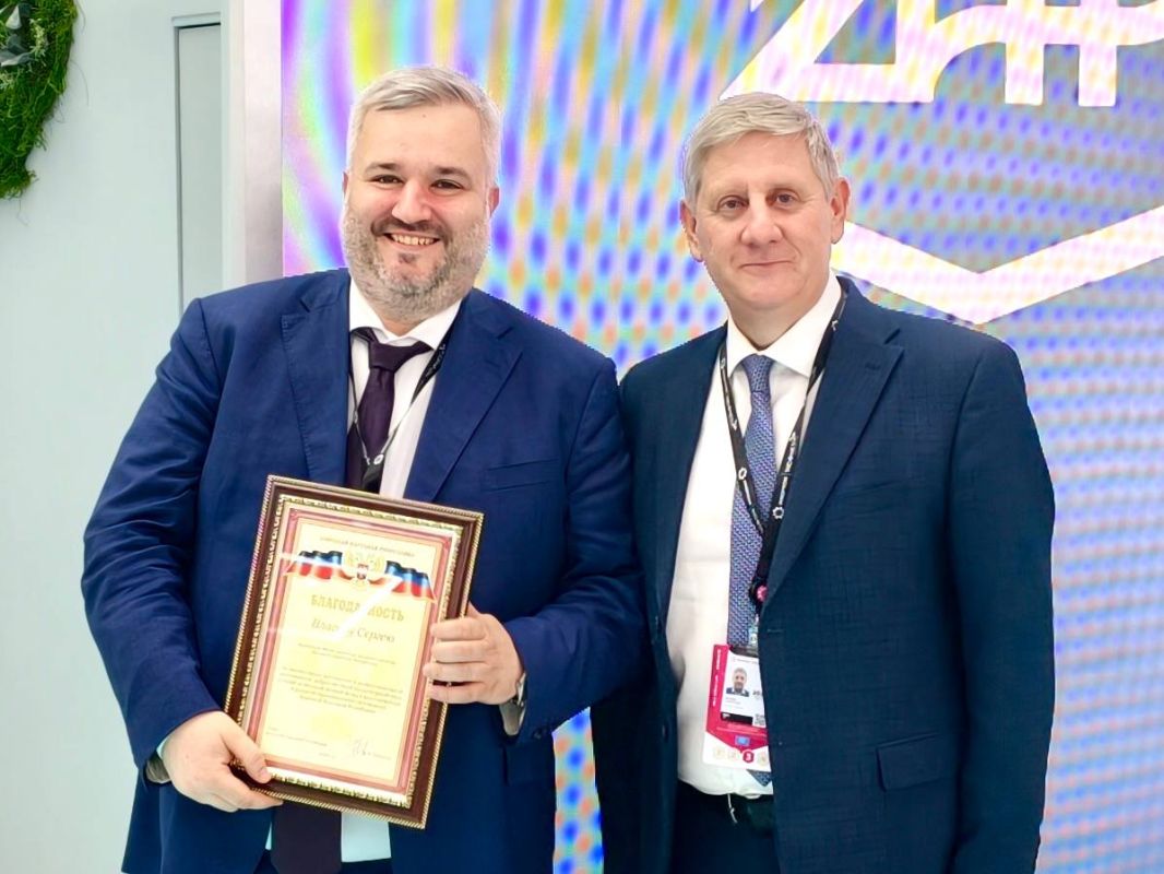 ИННОПРОМ - 2026. На площадке Международной выставки «Иннопром - 2026» директору Фонда развития промышленности ДНР Сергею Власову вручена Благодарность Главы Донецкой Народной