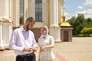 Святые Петр и Феврония стали их покровителями: молодая пара приняла таинство крещения в Донецке