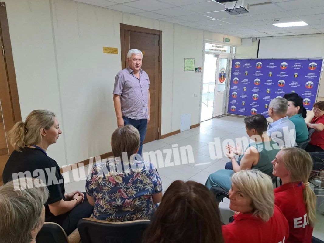 Сегодня состоялась рабочая встреча заместителя главы администрации городского округа Донецк с трудовым коллективом муниципального казенного учреждения «Единая дежурно-диспетчерская служба г.о. Донецк»