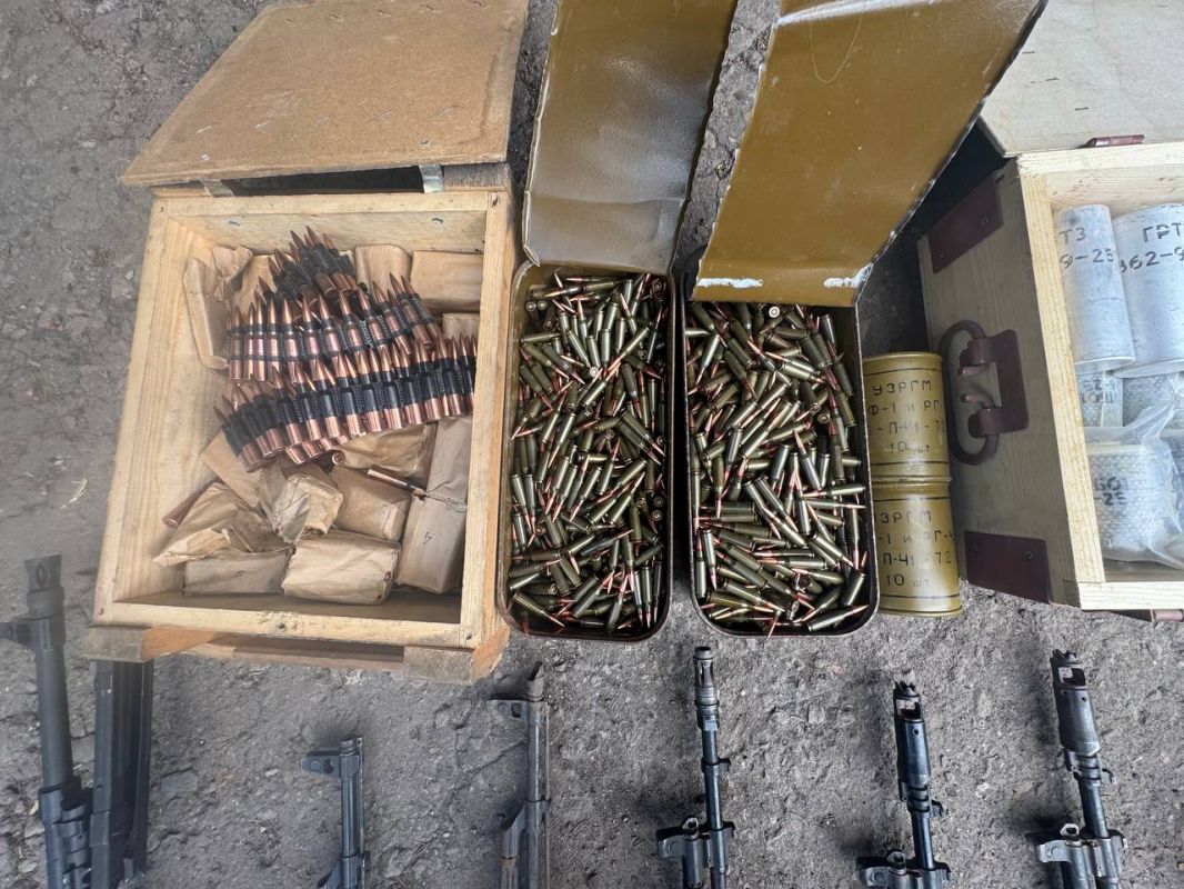 ФСБ обнаружила крупный схрон с оружием и боеприпасами на окраине Донецка