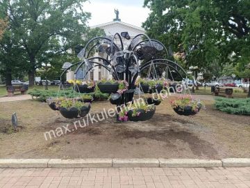 В Донецке специалисты предприятия «Зелёное строительство» в рамках благоустройства города, создают новые цветочные композиции