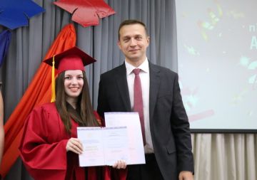 Вице-премьер Владимир Ежиков вручил дипломы магистров выпускникам Донецкого филиала Президентской академии