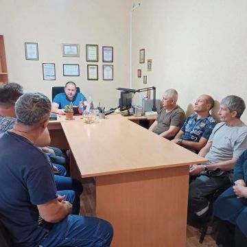 Депутат Старобешевского муниципального совета от партии "Единая Россия" Артем Менякин провел встречу с трудовым коллективом транспортного цеха Филиала № 6 "Комсомольское рудоуправление" ООО "ЮГМК ДОНЕЦК"