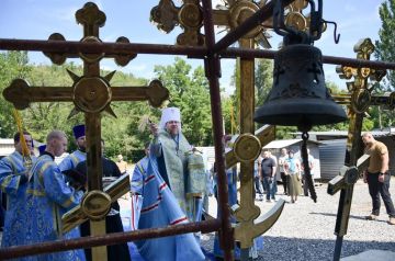 Митрополит Владимир освятил новые кресты храма Иоанна Сочавского в Донецке