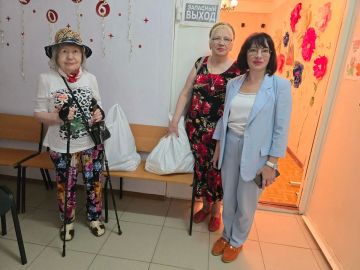 Руководитель Управы Ленинского внутригородского района Администрации г.о. Донецк ТатьянаТемникова приняла участие в акции «Малые добрые дела»