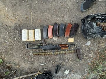 Полицейские изъяли у жителя Донецка арсенал оружия и боеприпасов, который он нёс по улице в пакетах