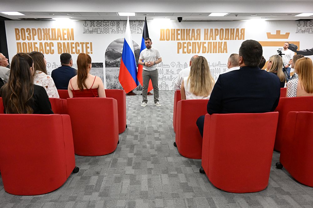 Денис Пушилин вручил премию имени Владимира Некрасова лучшим выпускникам-медикам