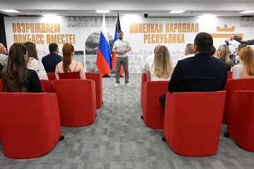 Денис Пушилин вручил премию имени Владимира Некрасова лучшим выпускникам-медикам