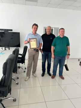 Министр цифрового развития государственного управления, информационных технологий и связи ДНР Ухов Д. В. поздравил с заслуженной наградой директора ООО НПО «Интермет» Белика Трофима Александровича